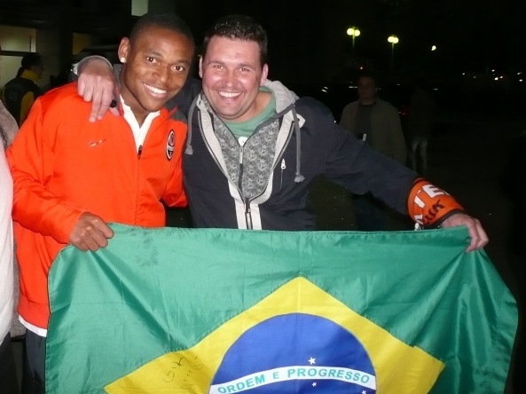 LUIZ_ADRIANO_with_Shakhtar_fan_(UEFA_Cup_2008-09_Semifinal_in_Donetsk)